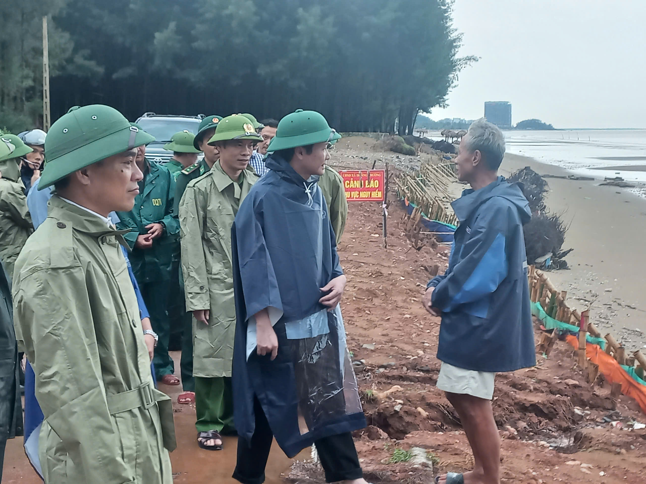 Đồng chí Đỗ Minh Tuấn, Chủ tịch UBND tỉnh đi kiểm tra, chỉ đạo công tác ứng phó với bão số 3 tại Huyện Hoằng Hóa