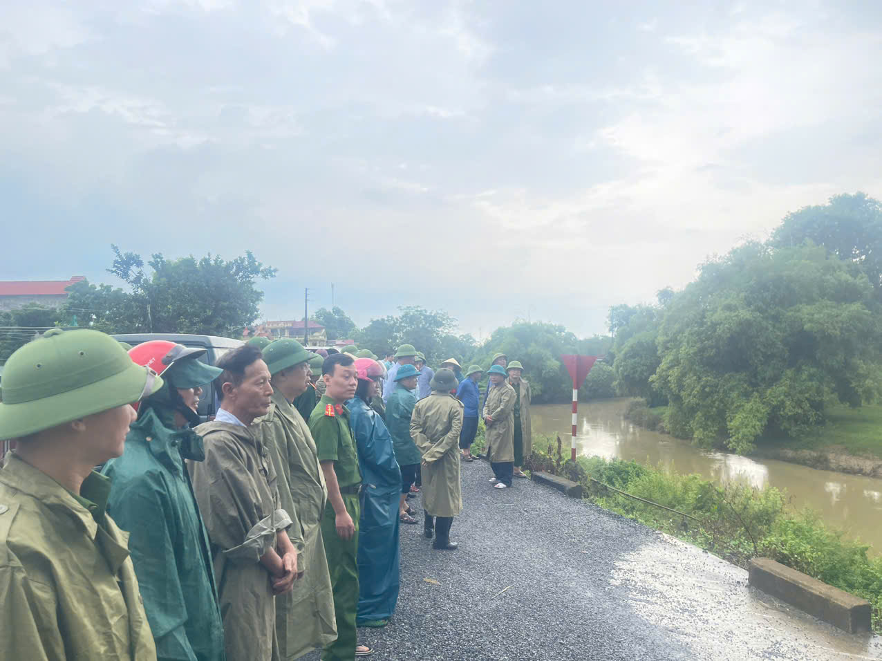 Đồng chí Phó Bí thư Tỉnh ủy Trịnh Tuấn Sinh kiểm tra, chỉ đạo công tác ứng phó với cơn bão số 3 tại Huyện Thiệu Hóa