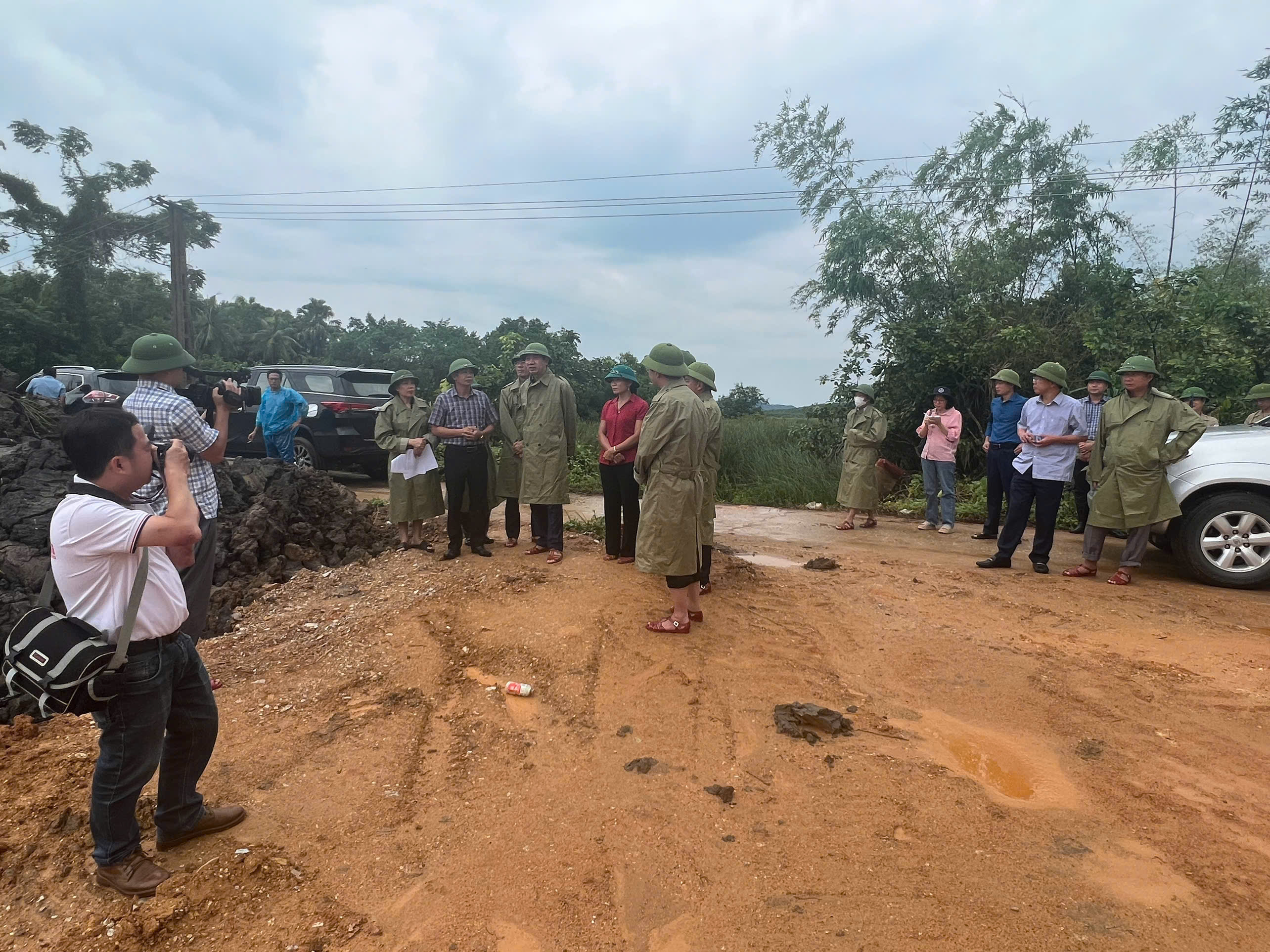 Đồng chí Lê Đức Giang, Phó chủ tịch UBND tỉnh kiểm tra, chỉ đạo công tác ứng phó với cơn bão số 3 tại  huyện Nông Cống